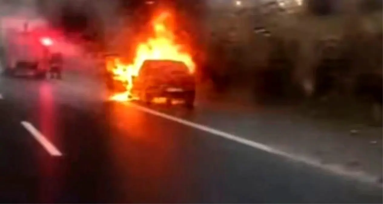 Gaziantep'te Seyir Halindeki Otomobilde Şiddetli Yangın: İtfaiye Hızlı Müdahale Etti