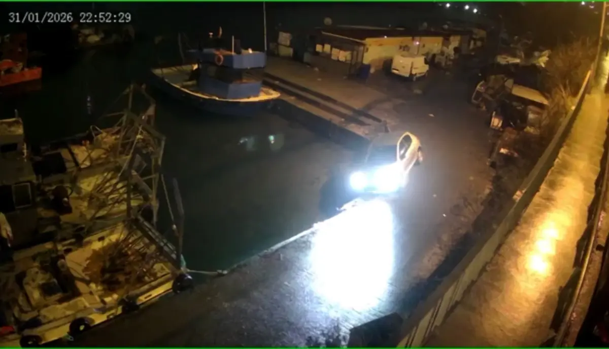 Sarıyer Sahilinde İkinci Araç Kazası: Araç Deniz Kıyısına Asıldı