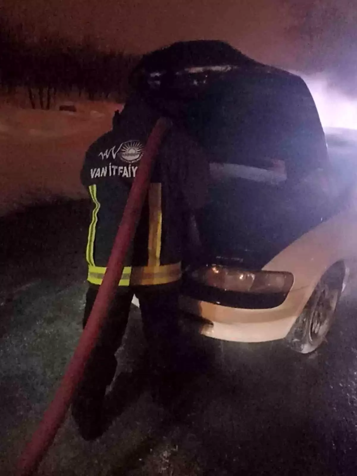 Erciş’te Otomobil Yangını İtfaiye Tarafından Söndürüldü