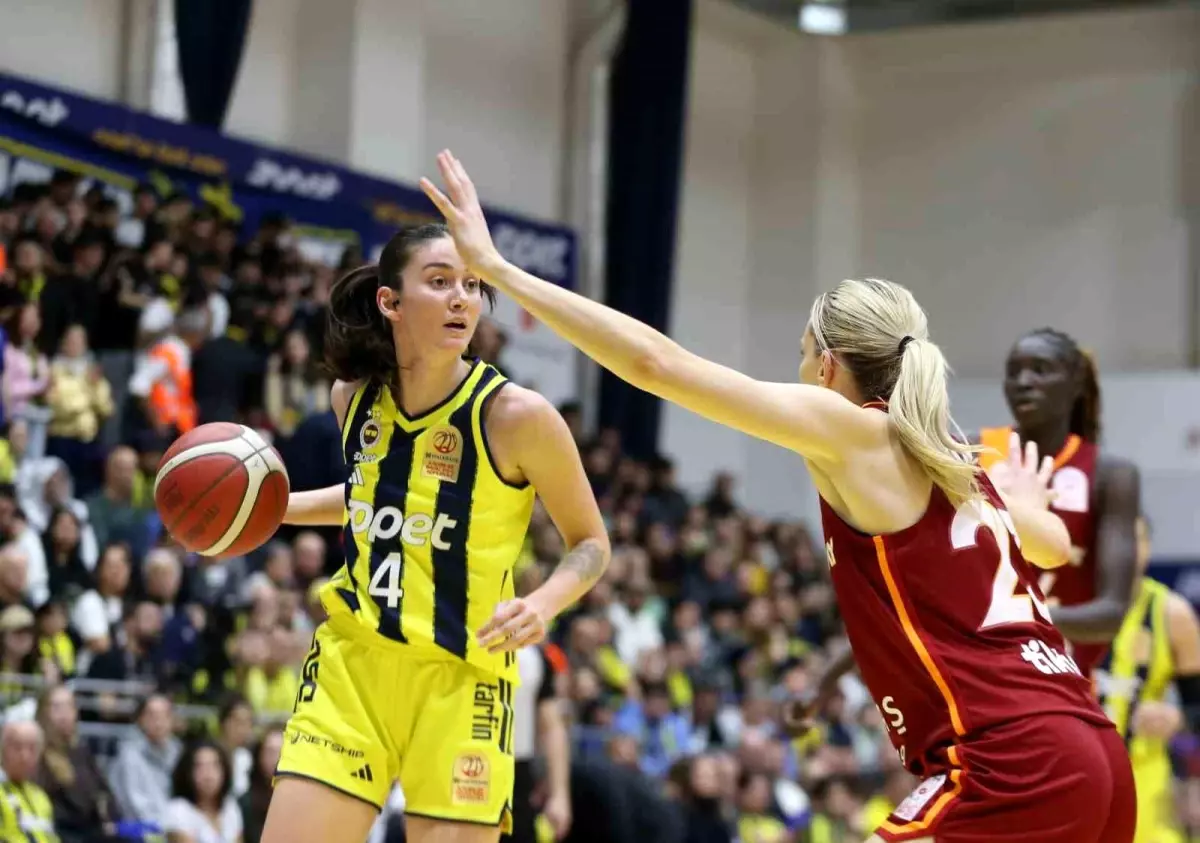 Fenerbahçe, Basketbol ve Voleybol Derbilerinde Galatasaray'ı Mağlup Etti