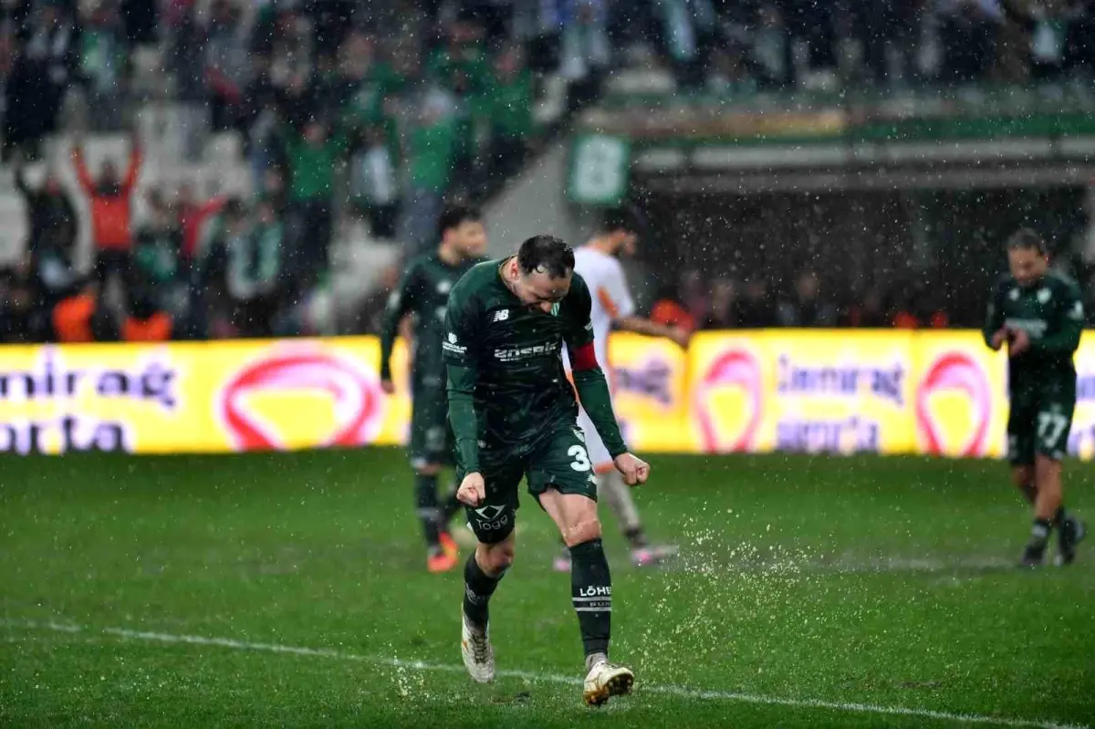 Bursaspor, Adanaspor'u 6-0'lık Farklı Galibiyetle Yıktı