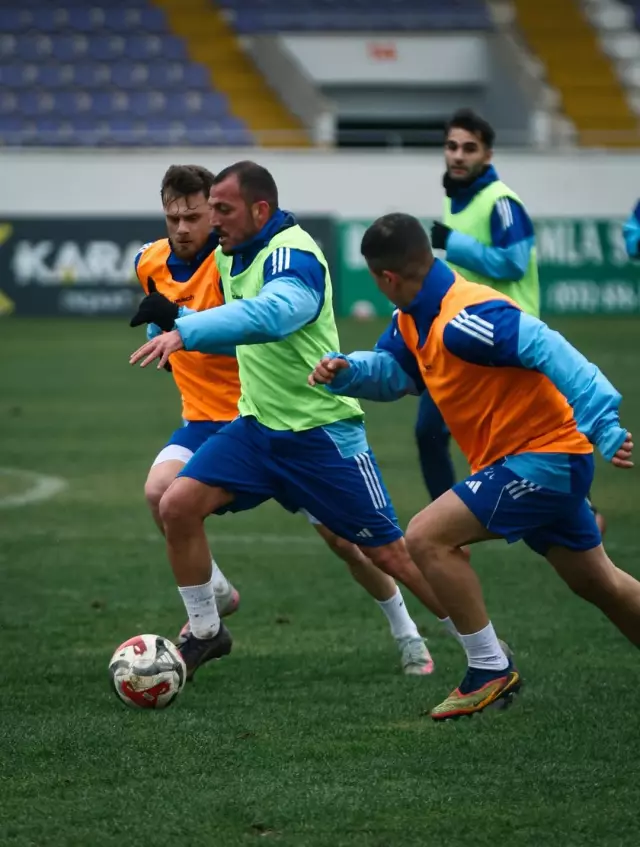 Takım oyuncularının çift kale maçı anı