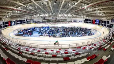 Yarış pistinde mücadele eden bisikletçiler