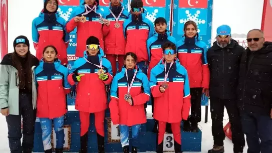 Erzincan kayaklı koşucularının yarış anından bir kare