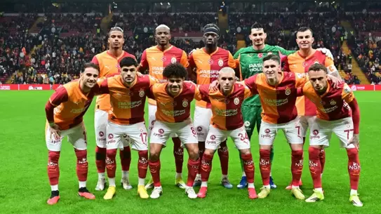 Mario Lemina sarı kart gösteriyor