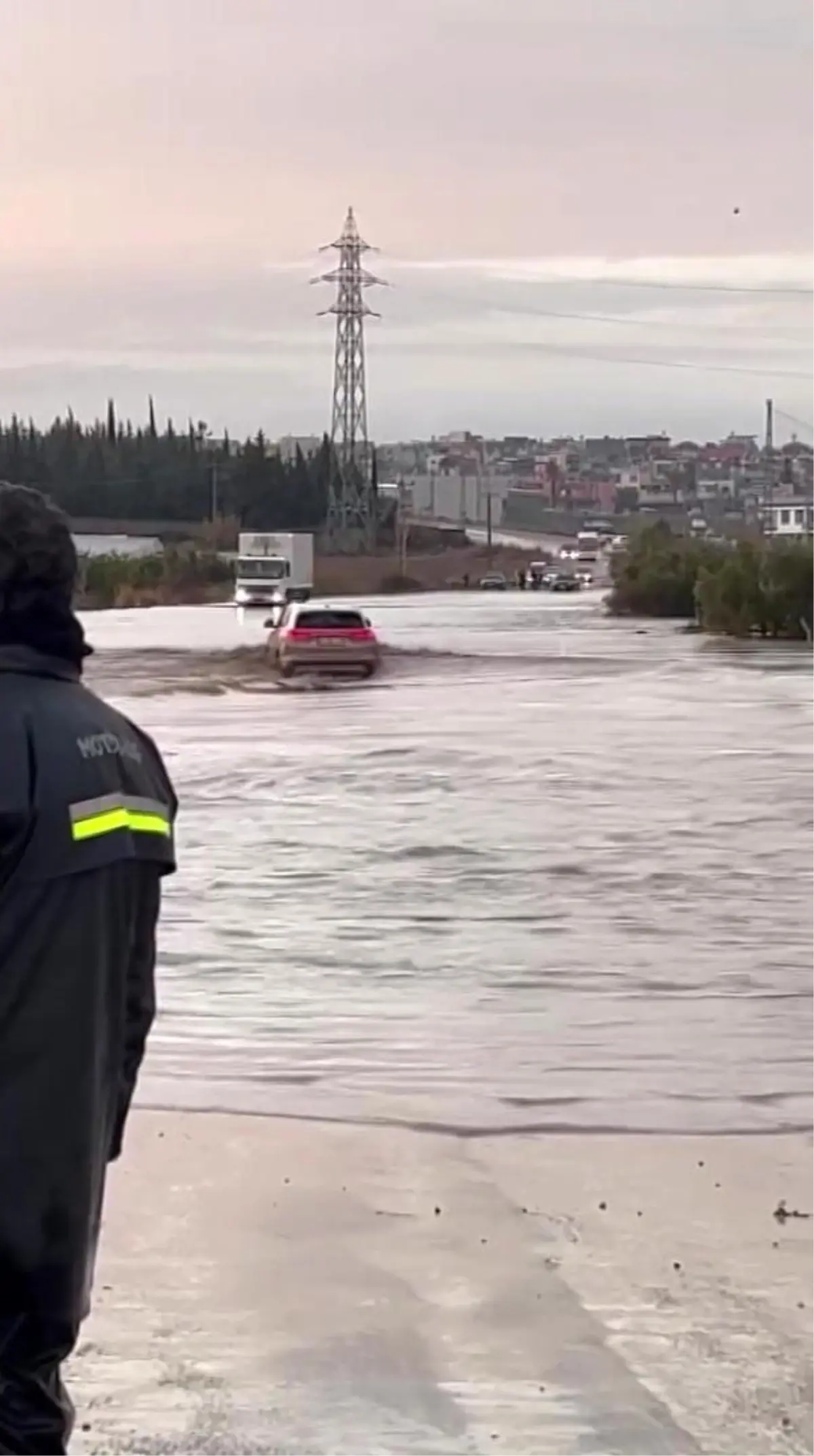 TOGG, Sel Sularında Sürüş Deneyimi: Şehrin Yağışlı Sokaklarında Görüldü