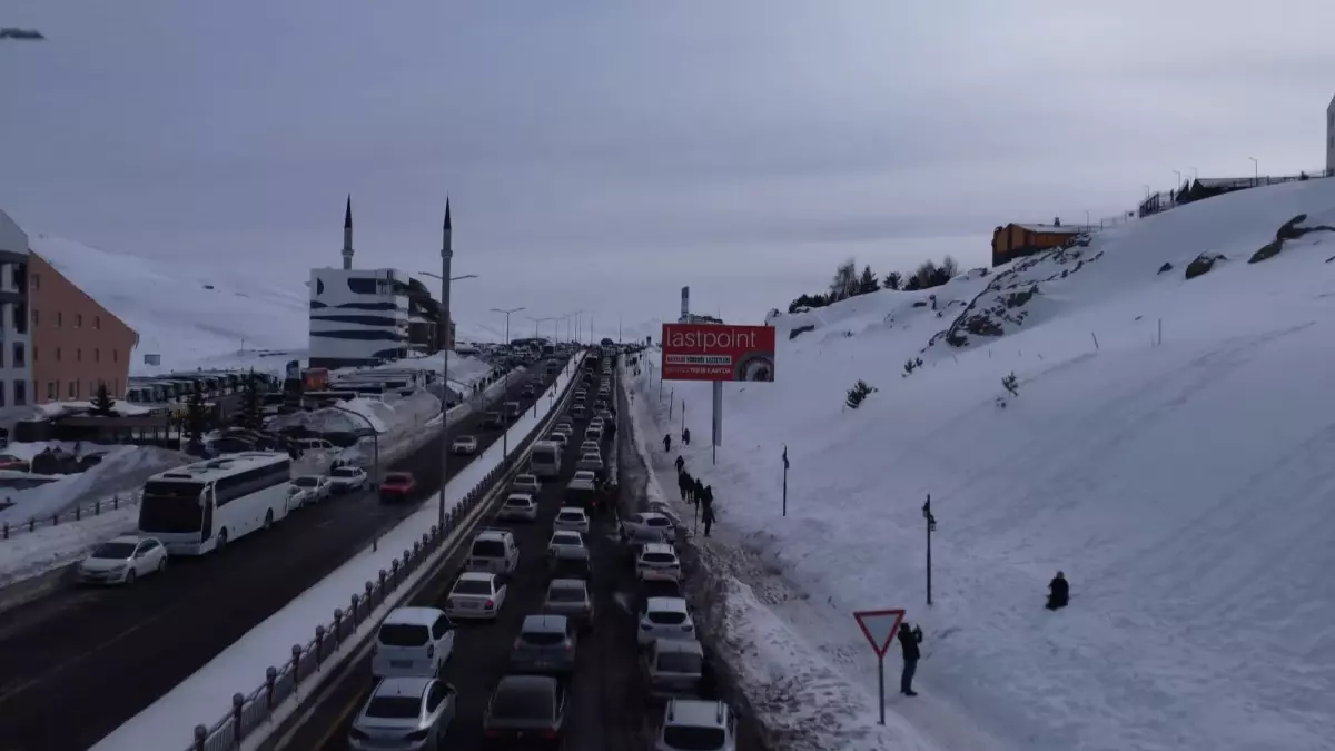 Erciyes Kayak Merkezi'nde Sömestir Tatili Trafik Sıkışıklığıyla Karşılaştı