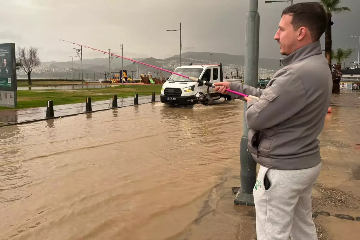 İzmir Kordon’da Sağanak Yağış Sokakları Göle Dönüştürdü, Vatandaşlar Oltayla Tepki Gösterdi