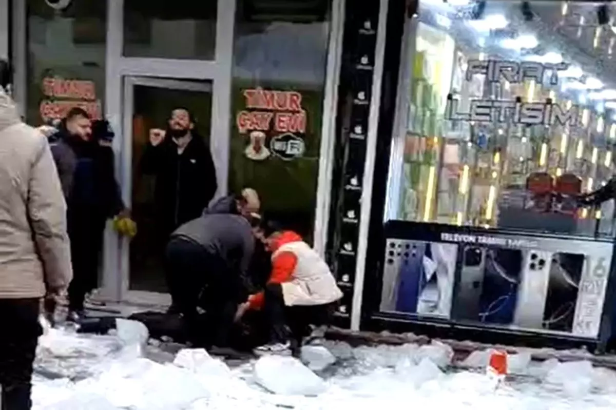 Ağrı’da Çatıdan Düşen Kar ve Buz Kadını Yaraladı