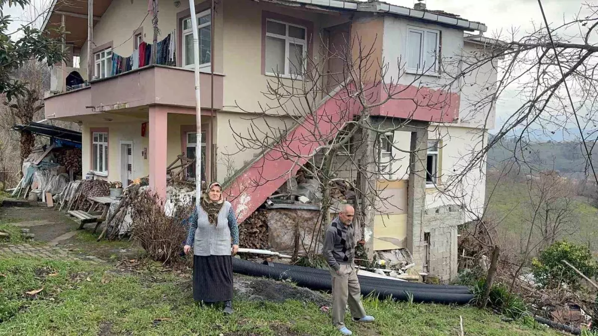 Alaplı’da Kar Yağışı Sonrası Heyelan: Bir Ev Çökme Riski Altında