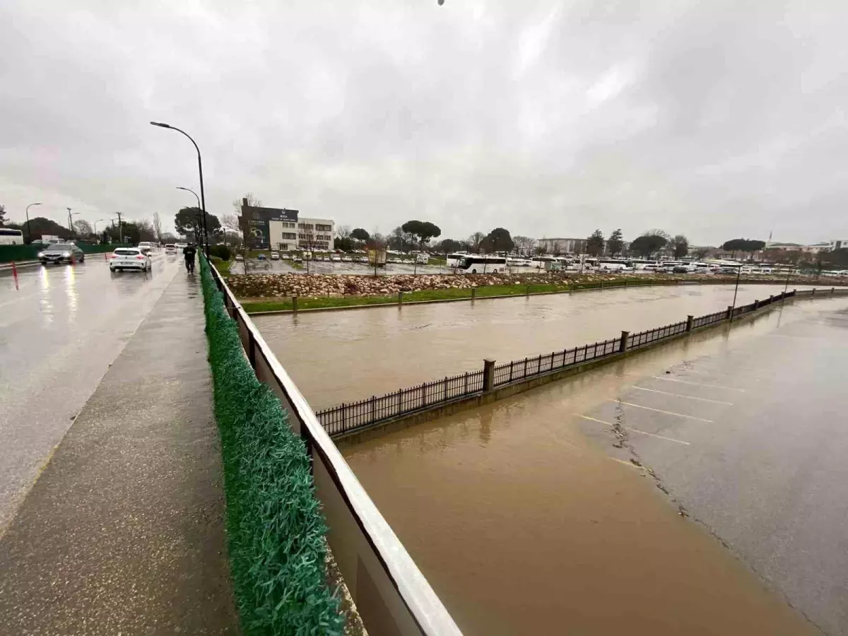 Biga’da Şiddetli Yağışlar Kocabaş Çayı’nı Taşır, Otopark Kapatıldı