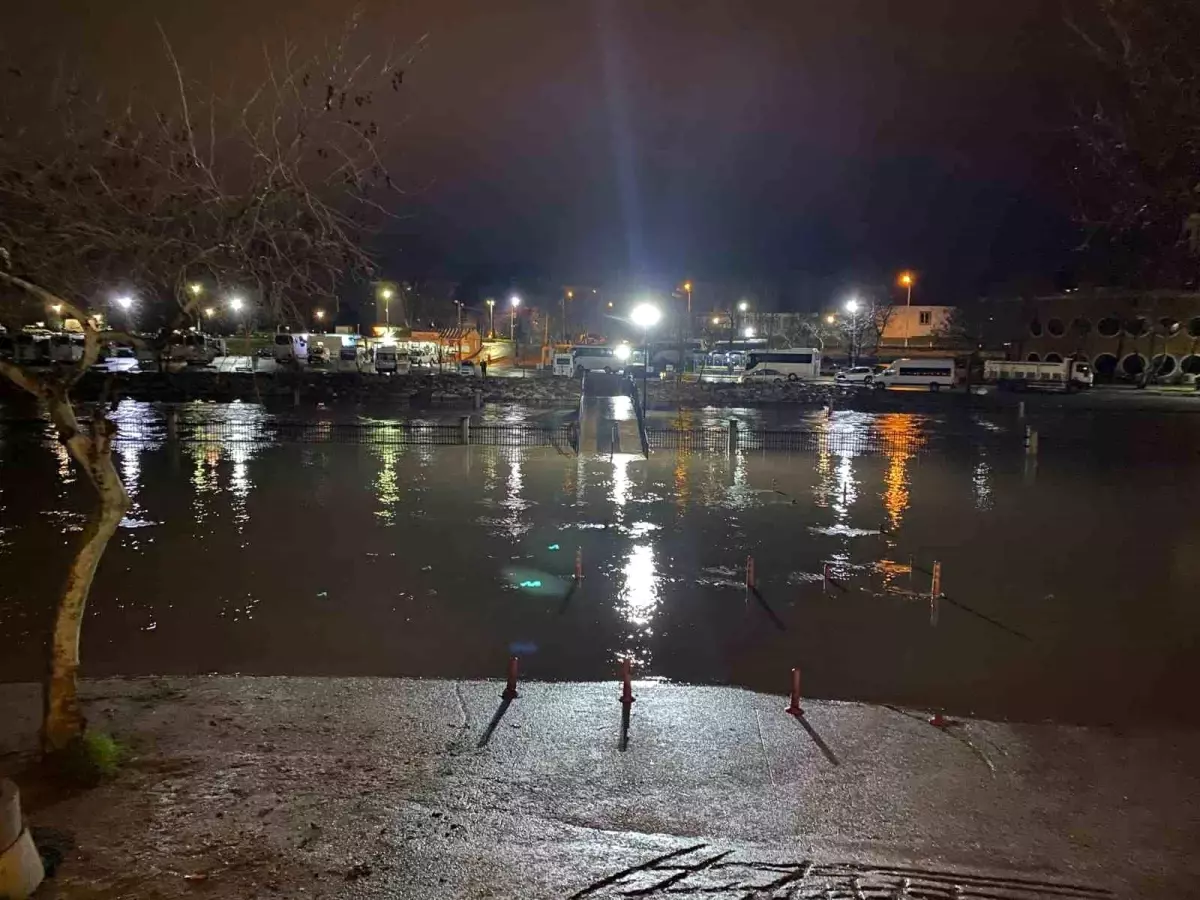 Biga’da Şiddetli Yağışlar Kocabaş Çayı’nı Taştı, Otopark Sular Altında Kaldı