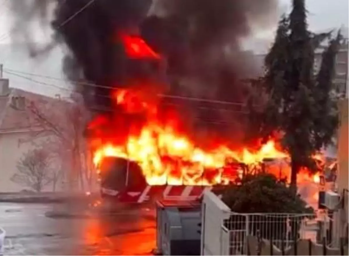İzmir Karabağlar’da ESHOT Otobüsü Yangını Kontrol Altına Alındı