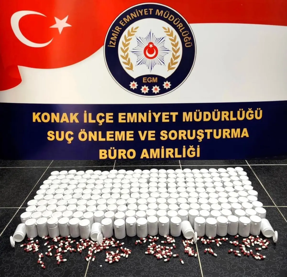 İzmir'in Güneyinde Büyük Narkotik Operasyonu: 5 Gözaltı ve Yarım Milyon Hap Ele Geçirildi