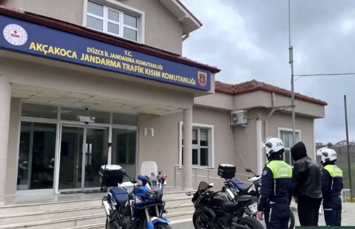Düzce'de Jandarma Sosyal Medyadan Takip Ederek Akrobatik Sürüş Yapan Sürücüyü Yakalamıştı