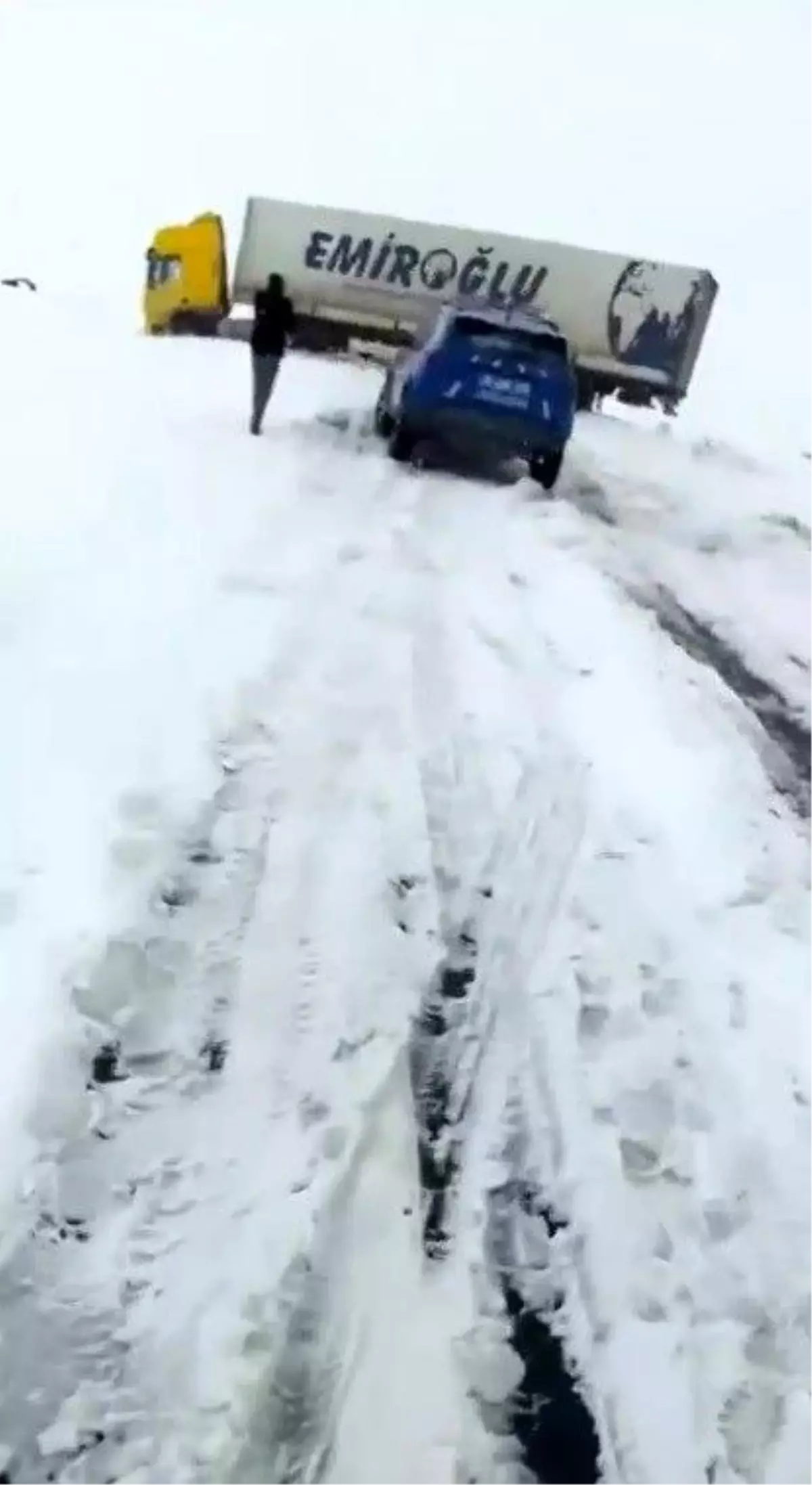 Kars'ta Tır Kazası Yolu Kapattı: Trafik Akışı Durma Noktasına Geldi