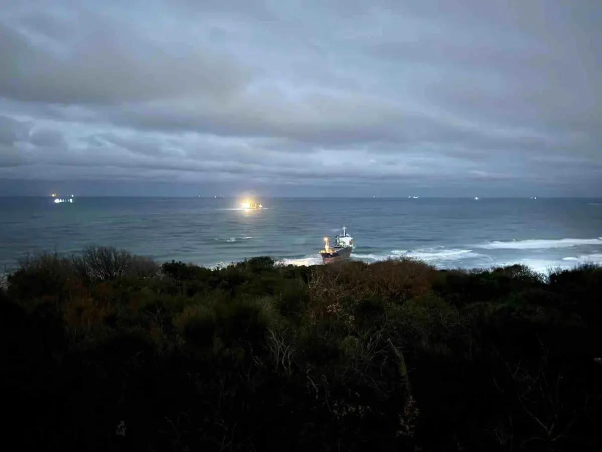 Sarıyer Açıklarında Razouk Kargo Gemisi Karaya Oturdu