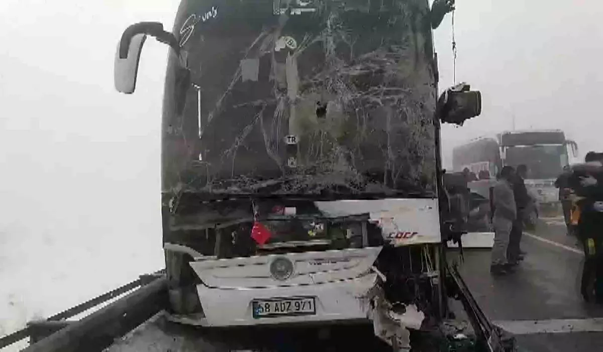 Sivas'ta Otobüs Şoförü Telefonla Uğraşırken Zincirleme Kazaya Neden Oldu