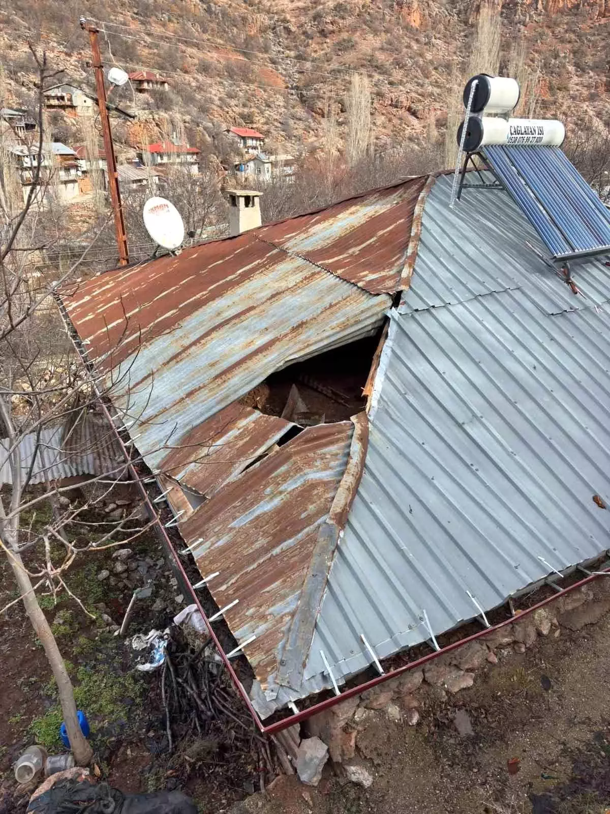 Konya’da Bozkır’da Boş Ev, Düşen Kaya Parçası ile Çatısında Büyük Hasar Aldı