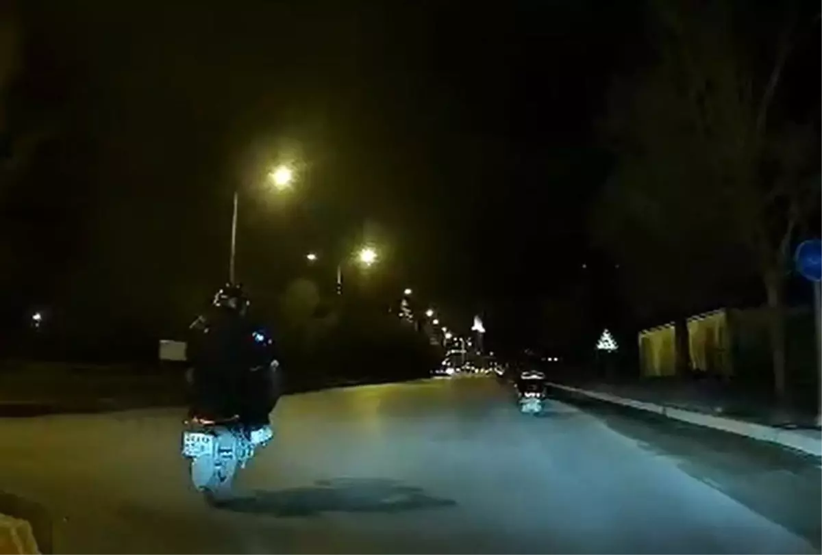 Eskişehir'de Tehlikeli Motosiklet Akrobasi Gösterisi Trafiği Tehdit Altına Aldı