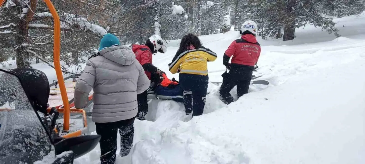 Sarıkamış Kayak Pistinde Ani Kaza: Kadın Yaralanarak Hastaneye Sevk Edildi