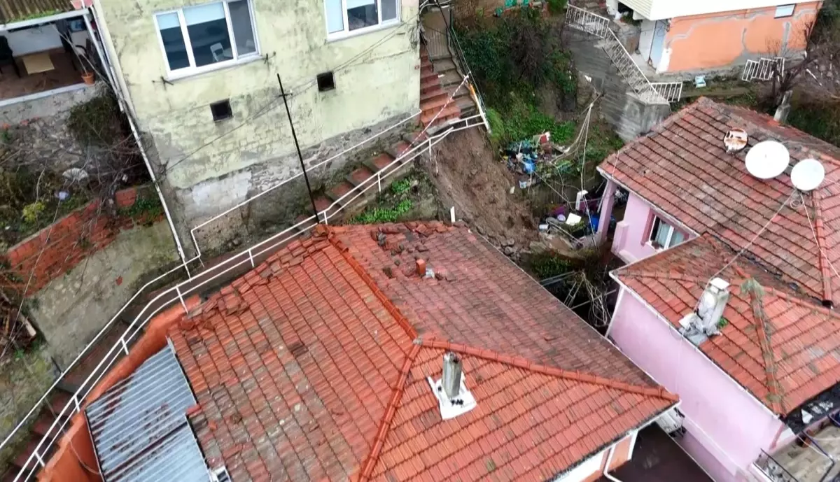 Sarıyer’de Şiddetli Yağış Sonrası Merdiven Çöktü