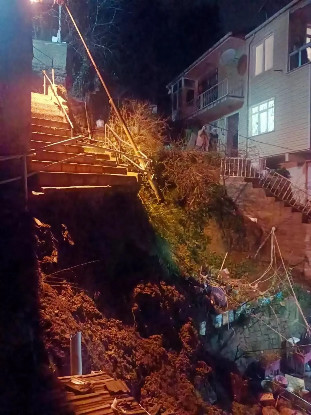 Sarıyer'de Şiddetli Yağış Sonrası Merdiven Çöktü: Can Kaybı Yok