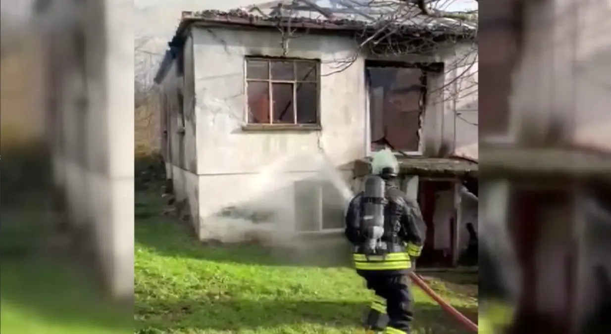 Sinop Melikşah Köyü'nde Ev Yangını Kontrol Altına Alındı