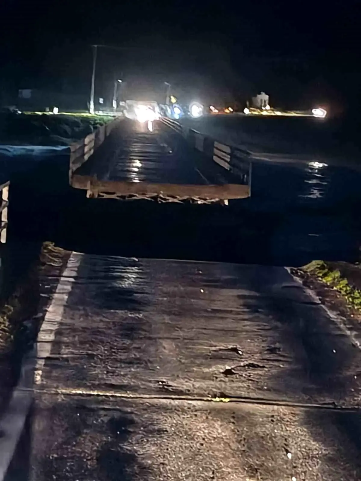 Balıkesir Susurluk’ta Şiddetli Sel Yıldız Köprüsü’nü Yarıya Böldü