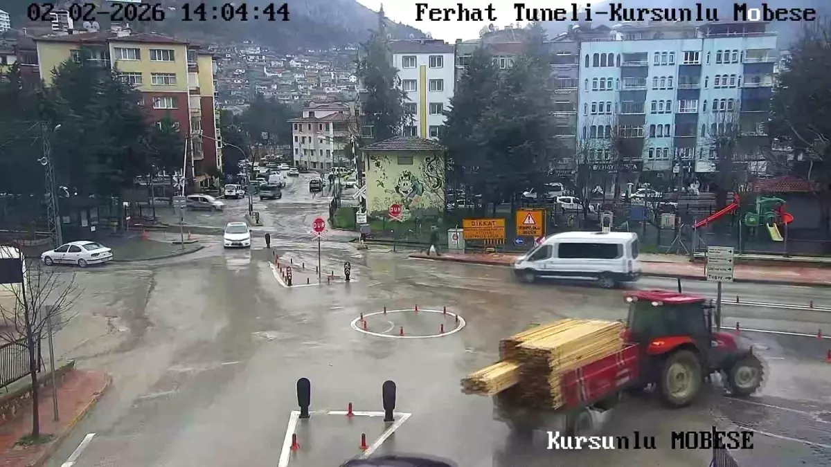 Amasya’da Traktör Römorku Devrildi: Keresteler Yola Saçıldı