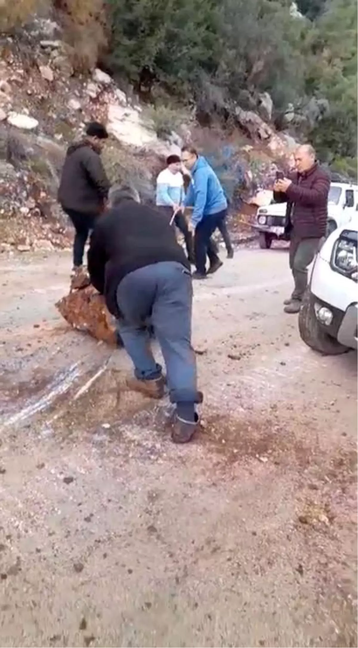 Antalya’da Heyelan Sonrası Yol Kapanınca Sürücüler Zincirleme Çözüm Üretti