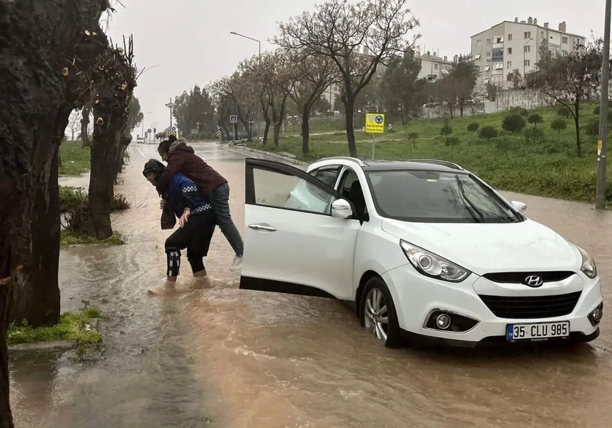 İzmir'de Sel Felaketi: Zabıta Ekipleri Kahramanlık Gösterdi