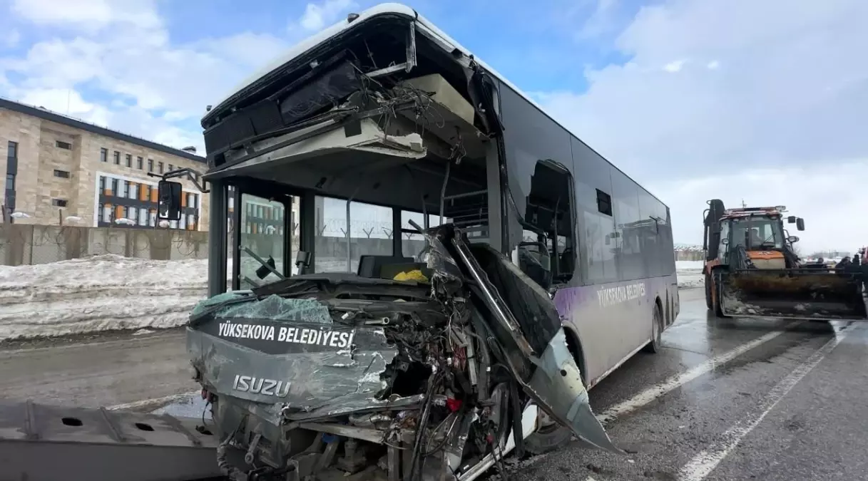 Yüksekova’da Belediye Otobüsü ve Minibüs Çarpıştı: 18 Kişi Yaralı