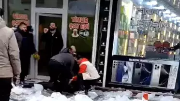 Çatıdan düşen kar ve buz kütlesi