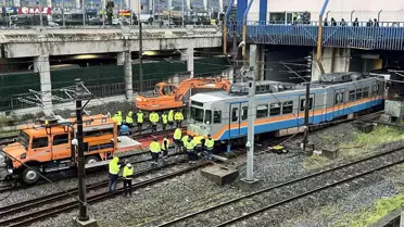 Raydan çıkan metro treninin görüntüsü