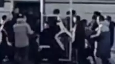 Sahadaki karışıklık ve kırılan sandalyeler