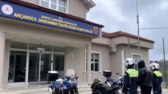 Düzce'de Jandarma Sosyal Medyadan Takip Ederek Akrobatik Sürüş Yapan Sürücüyü Yakalamıştı