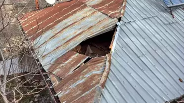 Kaya çarpması sonrası evin çatı kısmı