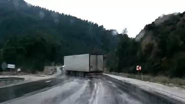 Burdur’da Kaygan Yolda Tır Kontrolünü Kaybetti: Görüntüler Kamerada