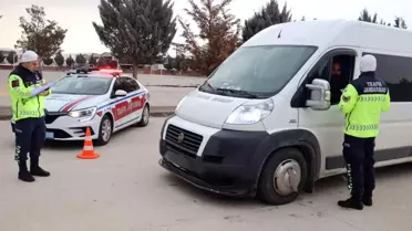 Jandarma ekipleri okul servisini inceliyor