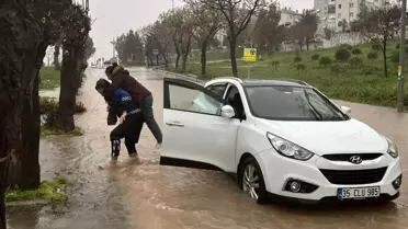 İzmir'de Sel Felaketi: Zabıta Ekipleri Kahramanlık Gösterdi
