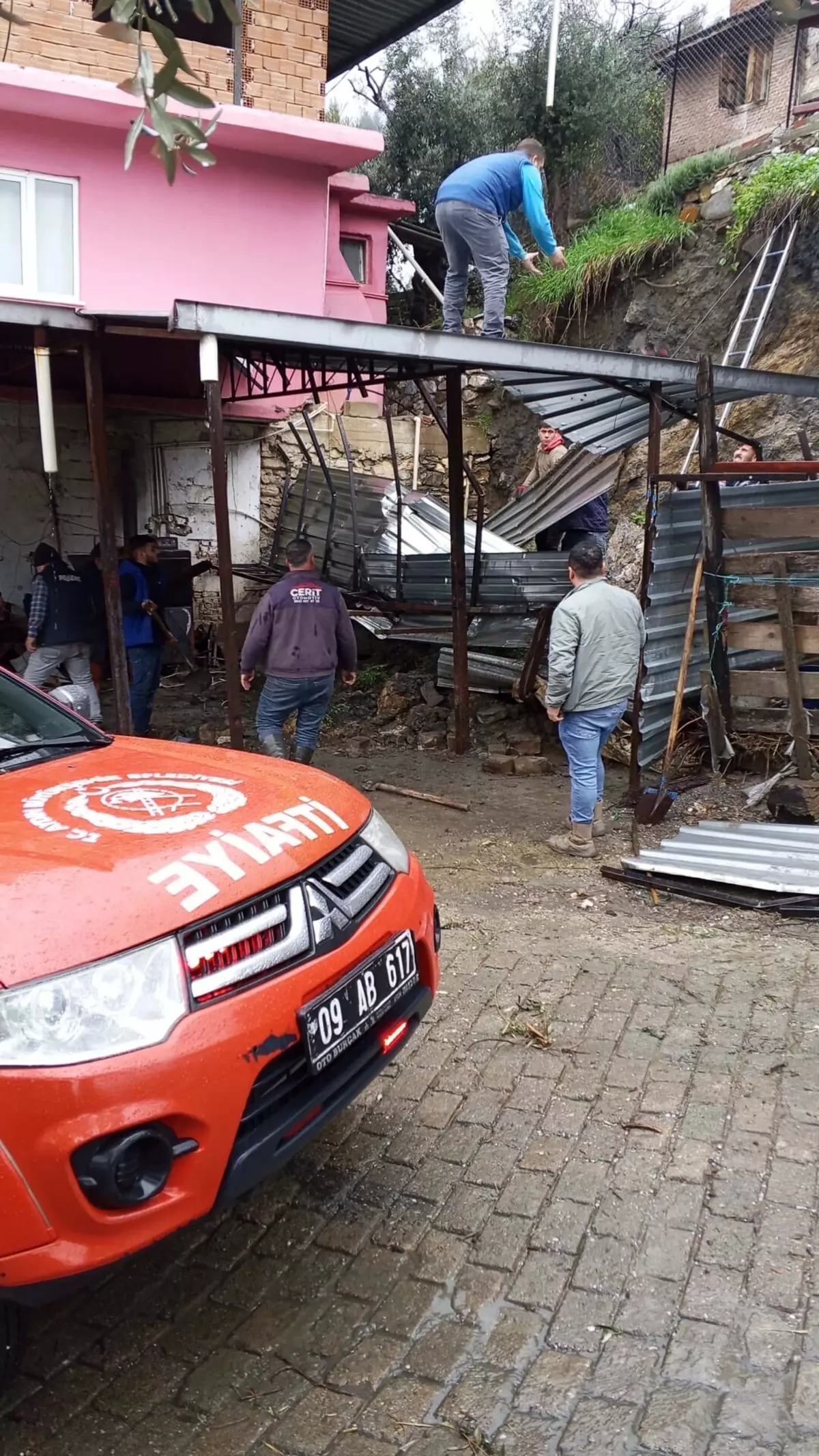 Aydın’da Şiddetli Sağanak Sonrası İstinat Duvarı Çöktü, Dört Koyun Hayatı Yitirdi