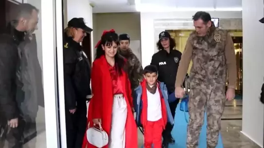 Şehit çocuğu okula giriş yaparken