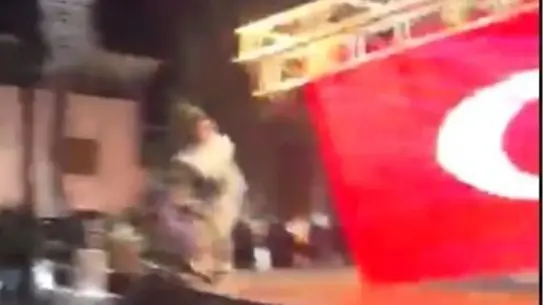 Kuyucak’ta Fırtına Sahneyi Yıktı, Belediye Başkanı Zeybek Gösterisi Sırasında Korkunç Kaza Atlattı