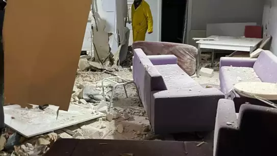 Sakarya’da kız öğrenci yurdu mutfak patlaması sonrası yangın söndürülüyor