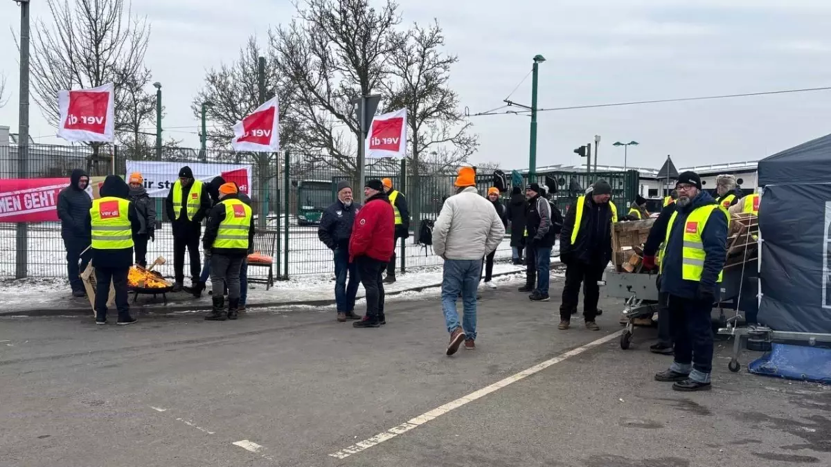 Almanya’da Toplu Taşıma Sektöründe 100 Bin İşçi Grevi: Seferler Durma Noktasına Geldi