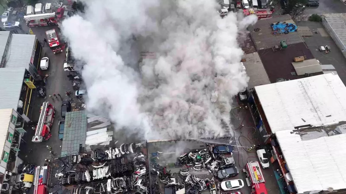 İkitelli Atatürk Sanayi Sitesi'nde Çıkan Yangın 4 İşyerini Etkiledi