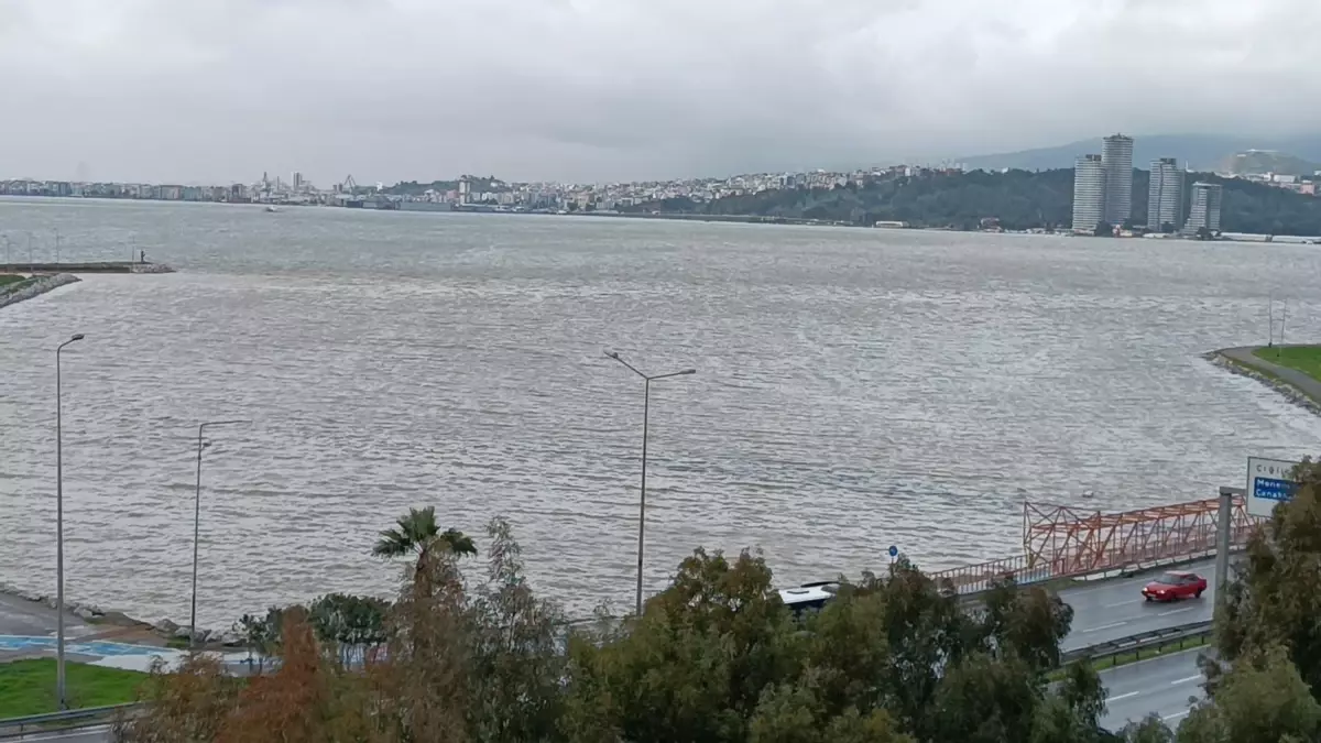 İzmir’de Şiddetli Sağanak ve Altyapı Sorunları Şehri Sular Altına Çekti