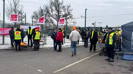 Greve katılan işçilerin toplu fotoğrafı