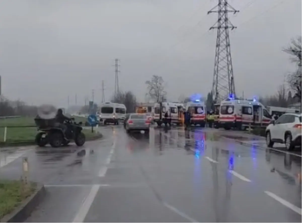 Akyazı'da Ambulans ve Servis Minibüsü Çarpıştı: 10 Kişi Yaralandı